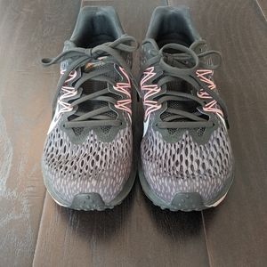 Nike gray and pink tennis shoes